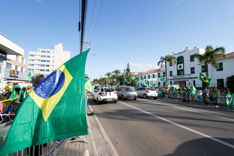 Manifestantes continuam em frente ao ex&eacute;rcito – Foto: Leo Munhoz/ND