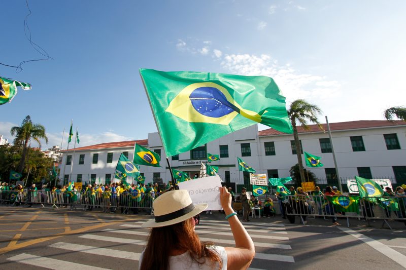 Manifestante exibe placa em frente ao ex&eacute;rcito escrita “Opera&ccedil;&atilde;o GLO” – Foto: Leo Munhoz/ND