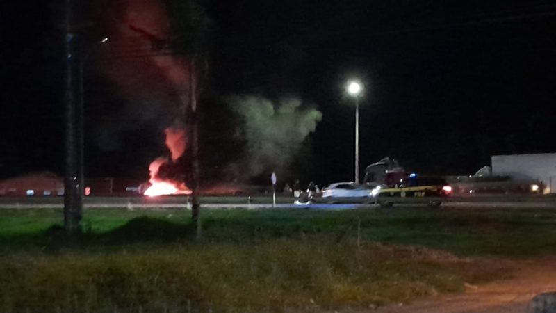 Uma viatura da PRF acompanha a movimenta&ccedil;&atilde;o a dist&acirc;ncia &agrave; espera de refor&ccedil;os – Foto: Divulga&ccedil;&atilde;o/ND