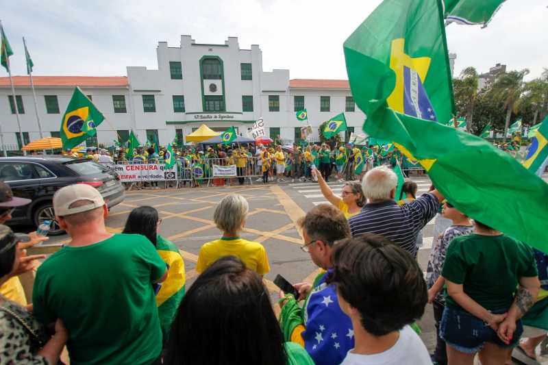 Manifesta&ccedil;&otilde;es em Florian&oacute;polis est&atilde;o reunidas em frente ao Ex&eacute;rcito – Foto: Leo Munhoz/ND