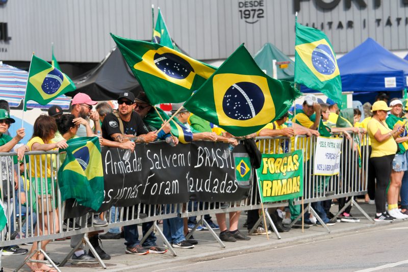 Manifestantes se re&uacute;nem no 63&ordm; Batalh&atilde;o de Infantaria no Estreito, em Florian&oacute;polis. – Foto: Leo Munhoz/ND