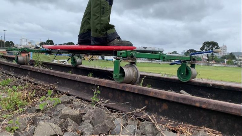 Skatrem, o skate para trilhos &eacute; uma das inven&ccedil;&otilde;es do carioca Marcelo Gerv&aacute;sio – Foto: divulga&ccedil;&atilde;o