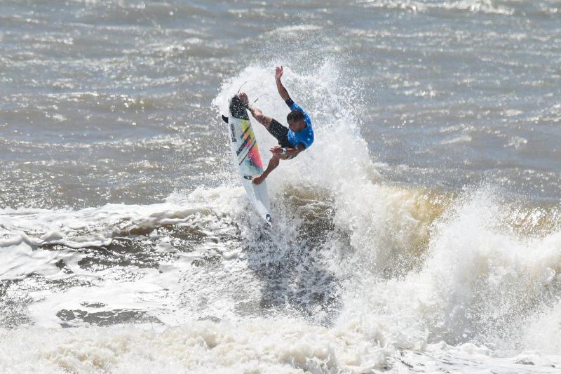 Mateus Gomes: surfista paulista foi a grande surpresa com a vit&oacute;ria em sua segunda participa&ccedil;&atilde;o no Circuito Profissional da CBSurf – Foto: @davicastrophotos