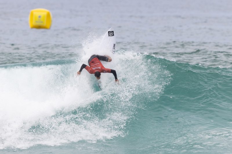 Maxime Huscenot foi a primeira v&iacute;tima do campe&atilde;o Gabriel Medina na segunda-feira&nbsp;&nbsp;– Foto: @WSL / Daniel Smorigo