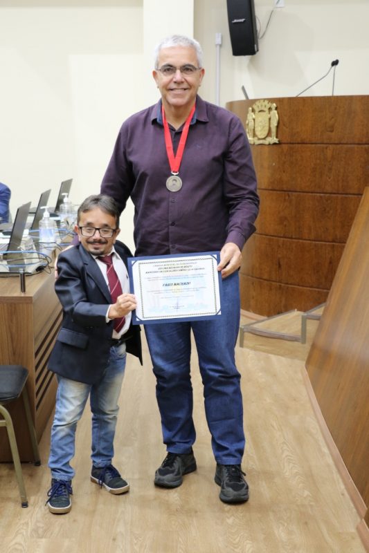 Colunista do Grupo ND F&aacute;bio Machado recebeu a premia&ccedil;&atilde;o do vereador Gabrielzinho – Foto: CMF/Divuulga&ccedil;&atilde;o/ND