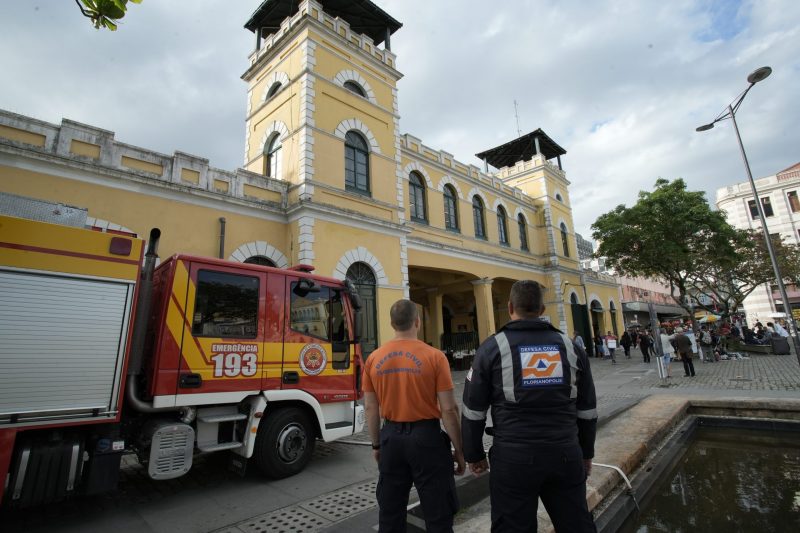 Corpo de Bombeiros participou de uma simula&ccedil;&atilde;o de inc&ecirc;ndio ontem no Mercado P&uacute;blico de Florian&oacute;polis – Foto: Leonardo Sousa/Divulga&ccedil;&atilde;o/ND