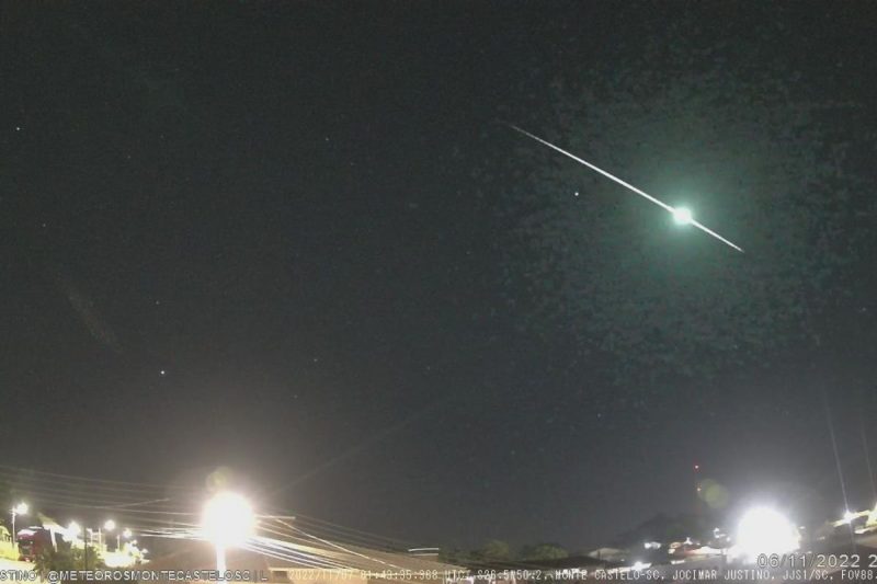 Meteoro explosivo riscou o c&eacute;u de SC na noite de domingo – Foto: Jocimar Justino/Divulga&ccedil;&atilde;o