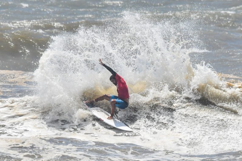 Experi&ecirc;ncia nas ondas: cearense Michael Rodrigues precisa chegar nas quarta de final na &uacute;ltima etapa do ano para disputar o t&iacute;tulo – Foto: @davicastrophotos