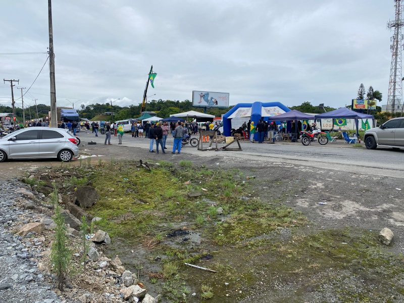 Bloqueios seguem nas rodovias federais e estaduais do Vale do Itajaí 