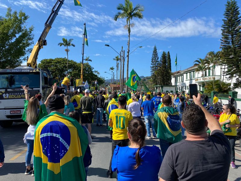 Manifestantes tomam rua em frente ao Ex&eacute;rcito em Blumenau – Foto: Mois&eacute;s Stuker/NDTV