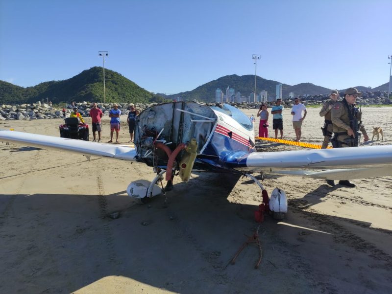 Imagens s&atilde;o dimens&atilde;o do estrago causado em monomotor ap&oacute;s queda em Navegantes – Foto: Reprodu&ccedil;&atilde;o/ND