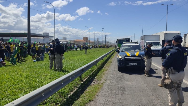 Grupo de manifestantes continua no local – Foto: PRF/Reprodu&ccedil;&atilde;o/ND