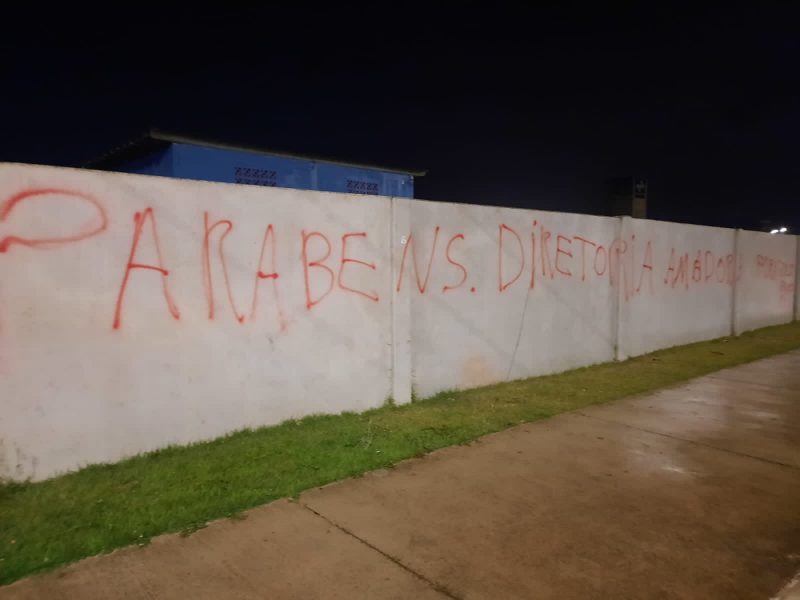 Muro do CT do Ava&iacute; &eacute; pichado ap&oacute;s rebaixamento do clube – Foto: Reprodu&ccedil;&atilde;o/Internet/ND