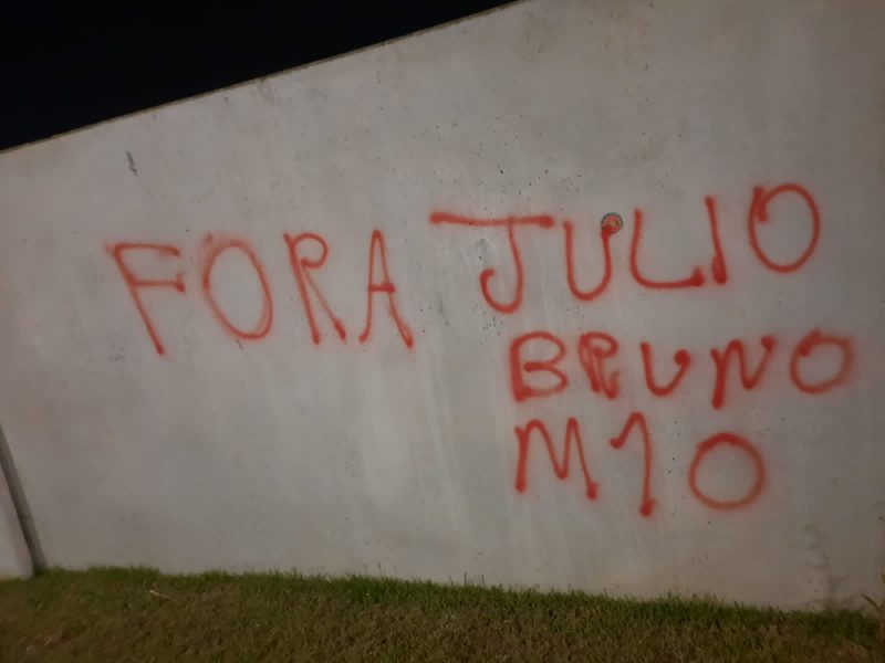 Muro do CT do Avaí é pichado após rebaixamento do clube