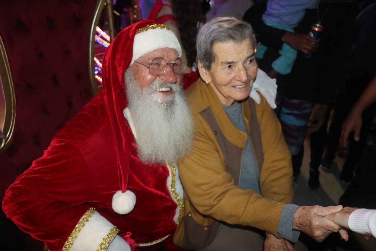 Papai Noel gigante é atração todas as noites em Balneário Camboriú