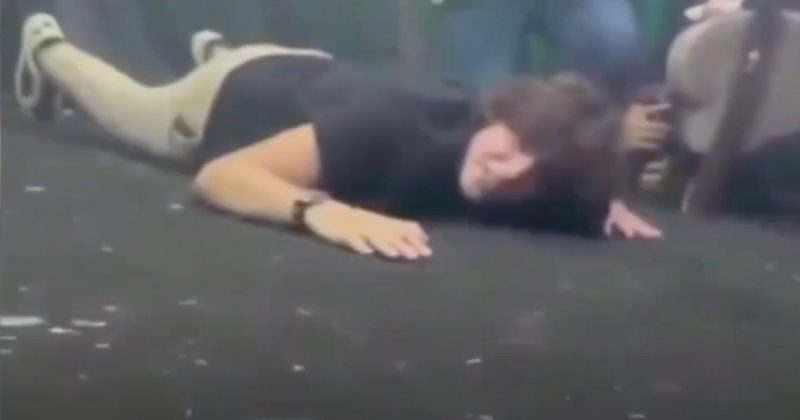 Nattanzinho nem mesmo conseguiu iniciar o show e teve que se deitar para fugir do tiroteio – Foto: Reprodu&ccedil;&atilde;o