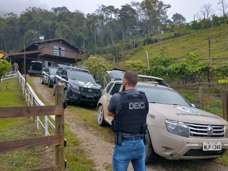 Os oito suspeitos foram localizados durante uma reuni&atilde;o em S&atilde;o Pedro de Alc&acirc;ntara – Foto: Pol&iacute;cia Civil SC/Divulga&ccedil;&atilde;o/ND