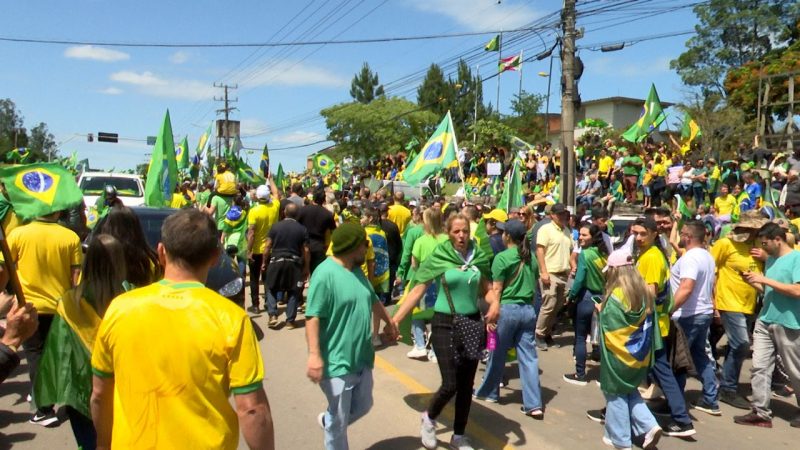 Centenas de manifestantes se re&uacute;nem na frente do quartel do Ex&eacute;rcito em Crici&uacute;ma – Foto: L&eacute;o Martins/NDTV/Divulga&ccedil;&atilde;o