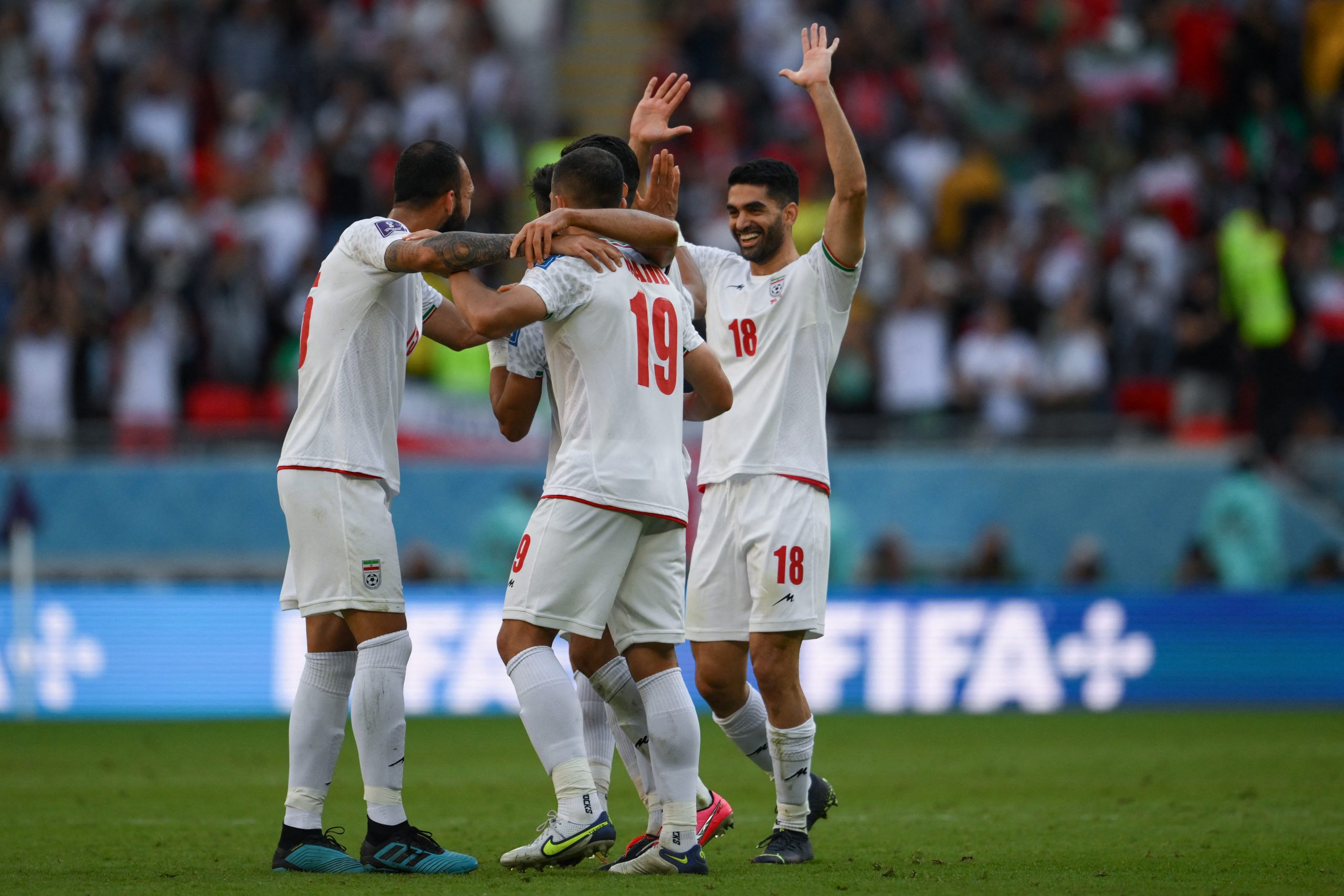 Brasil atropela Irã na primeira rodada da Copa do Mundo de