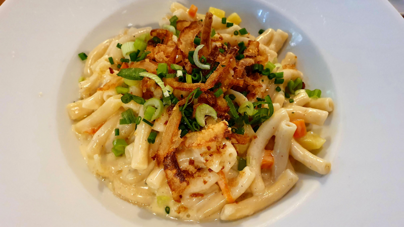 O &auml;lplermagronen, delicioso macarr&atilde;o com queijo dos Alpes su&iacute;&ccedil;os – Foto: Banco de Imagens Canva/Divulga&ccedil;&atilde;o/ND