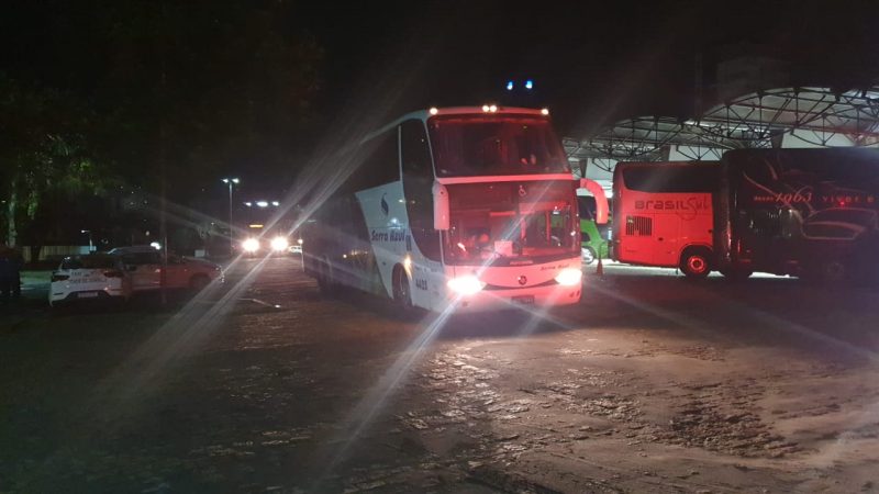 &Ocirc;nibus com mais de 1 mil passageiros foram escoltados pela pol&iacute;cia em SC – Foto: PMRv/Divulga&ccedil;&atilde;o/ND
