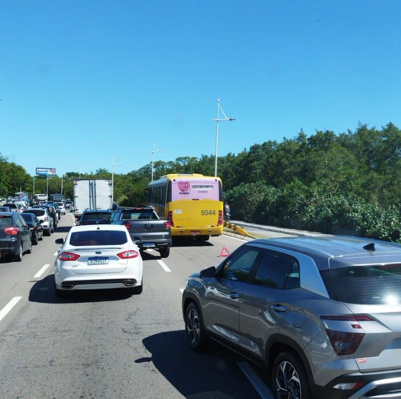 Um &ocirc;nibus do transporte coletivo apresentou problemas mec&acirc;nicos em frente ao elevado do CIC. – Foto: GMF/Divulga&ccedil;&atilde;o/ND