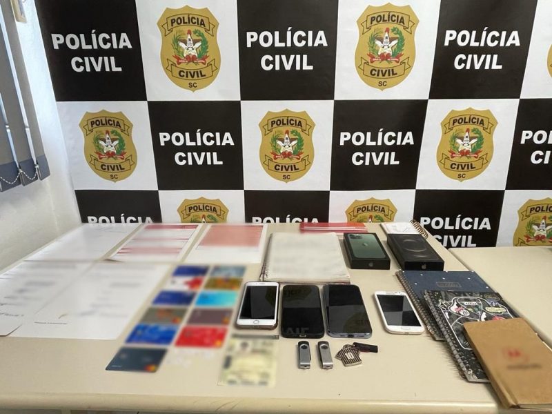 Material foi apreendido no local onde a Pol&iacute;cia Civil cumpriu mandados de busca e apreens&atilde;o – Foto: Divulga&ccedil;&atilde;o/PSCS/ND
