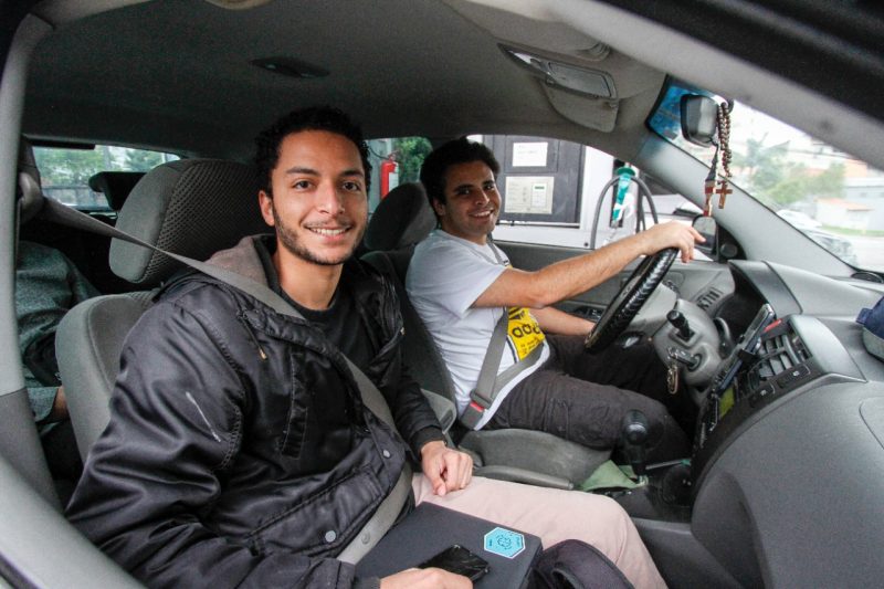 S&oacute; no terceiro posto de combust&iacute;vel, em Florian&oacute;polis, os colegas de trabalho Rodolfo e Jo&atilde;o encontraram combust&iacute;vel – Foto: Leo Munhoz/ND