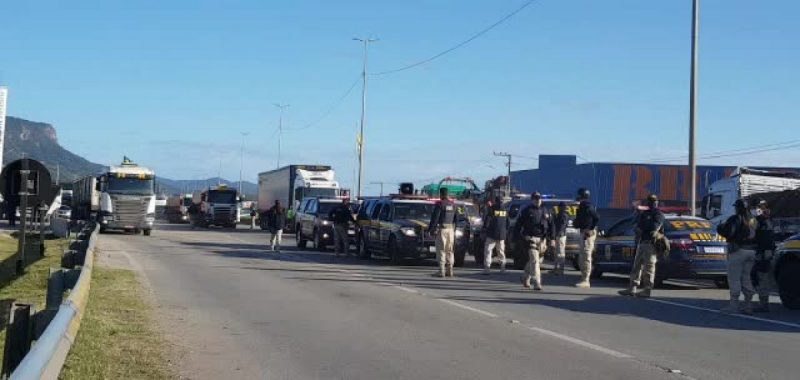 Ponto de bloqueio na BR-101, em Palho&ccedil;a, foi liberado na manh&atilde; desta quarta-feira (2) – Foto: PRF/Divulga&ccedil;&atilde;o/ND