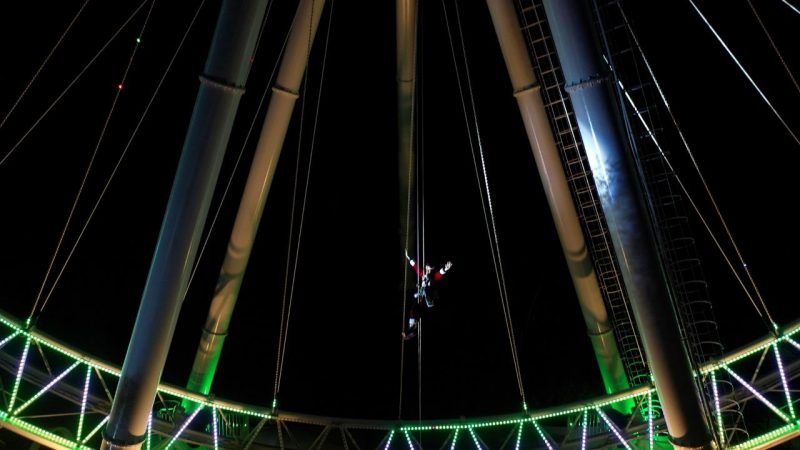 Em uma apresenta&ccedil;&atilde;o radical com luzes e aventura, o bom velhinho divertiu Balne&aacute;rio Cambori&uacute; – Foto: Hildo J&uacute;nior | FG Big Wheel