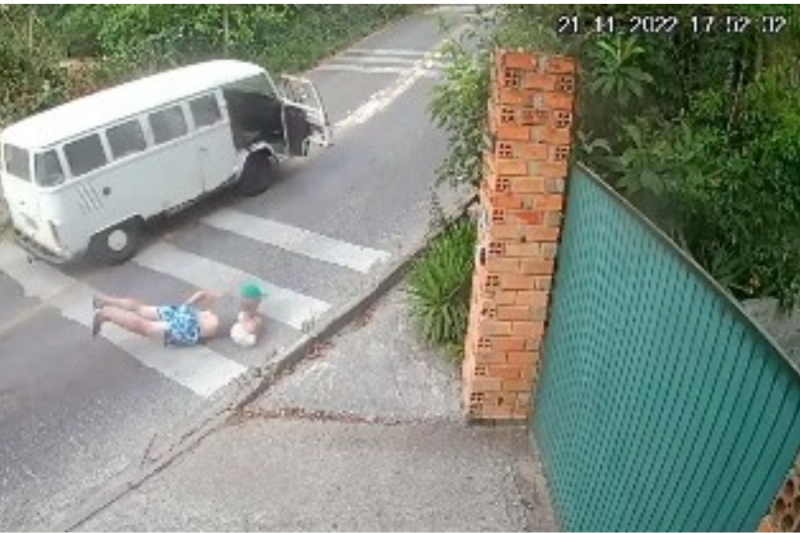 Passageiro foi lan&ccedil;ado ao asfalto enquanto Kombi fazia curva em Florian&oacute;polis – Foto: Divulga&ccedil;&atilde;o/ND