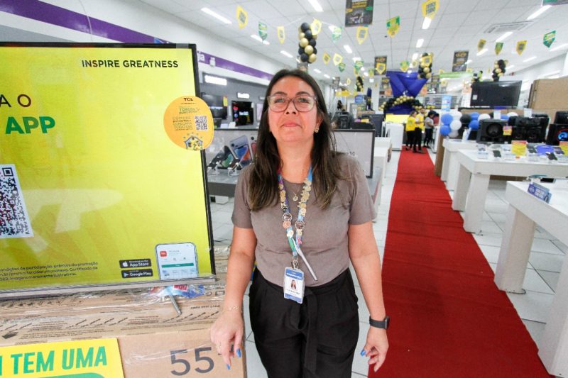 Gerente Vivian Vieira disse que a procura por televisores aumentou – Foto: Leo Munhoz/ND