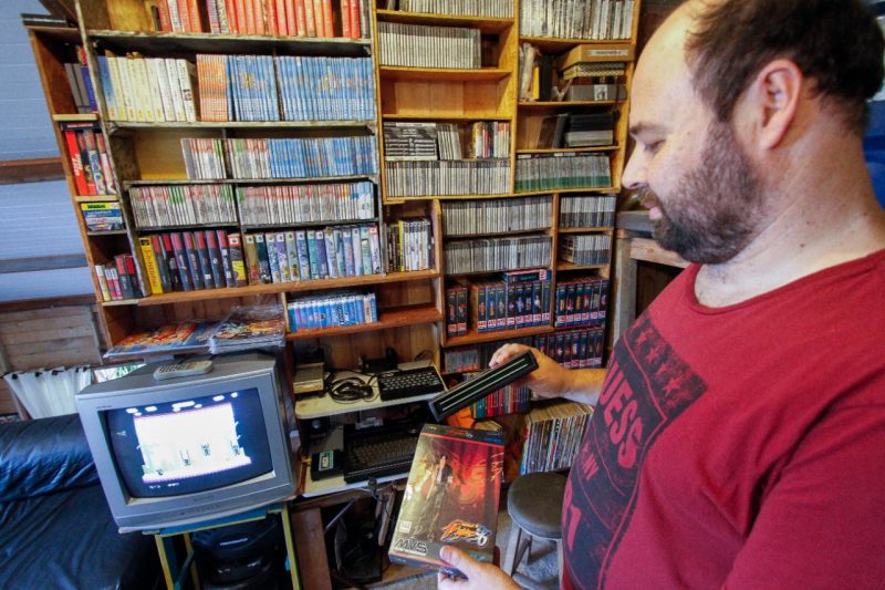 Among the thousands of old games he has at home, Andres & # 8211;  Photo: Leo Munhoz/ND