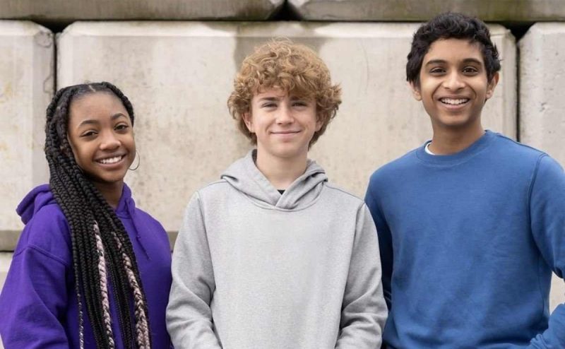 Leah Jeffries, Walker Scobbell e Aryan Simhadri vivem o trio de protagonistas&nbsp; – Foto: Disney+/Divulga&ccedil;&atilde;o/ND
