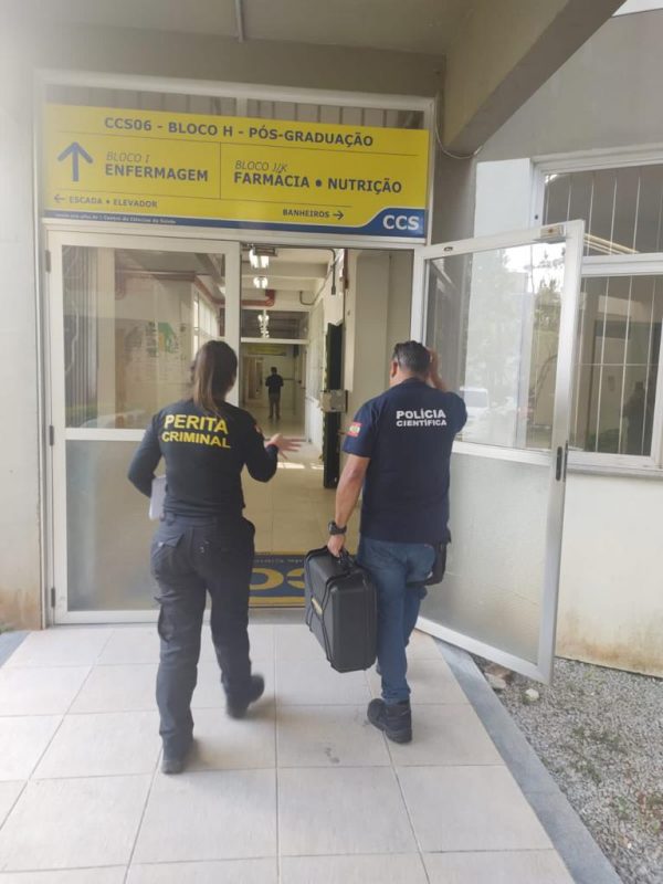Pol&iacute;cia Cient&iacute;fica realiza per&iacute;cia em locais de inscri&ccedil;&otilde;es racistas e nazistas na UFSC – Foto: UFSC/Divulga&ccedil;&atilde;o/ND