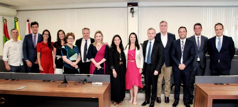 &Eacute; a segunda candidatura de Giovani de Lima. (primeiro &agrave; direita da presidente OAB/SC Cl&aacute;udia Prud&ecirc;ncia de vestido rosa). – Foto: Divulga&ccedil;&atilde;o