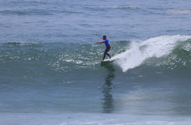 Longboard Masculino: peruano Piccolo Clemente confirmou a vit&oacute;ria na &uacute;ltima onda que surfou na bateria – Foto: Anderson Vidal / ZSports
