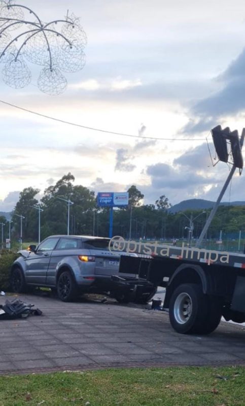 Carro foi removido do local do acidente ap&oacute;s o amanhecer – Foto: Pista Limpa/Divulga&ccedil;&atilde;o/ND