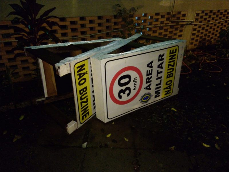 Placas de sinaliza&ccedil;&atilde;o irregulares s&atilde;o recolhidas em manifesta&ccedil;&atilde;o em Blumenau – Foto: Divulga&ccedil;&atilde;o/ND