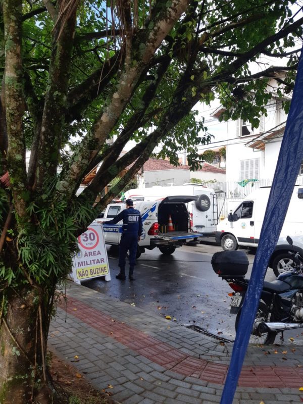 Placas de sinaliza&ccedil;&atilde;o irregulares s&atilde;o recolhidas em manifesta&ccedil;&atilde;o em Blumenau – Foto: Divulga&ccedil;&atilde;o/ND
