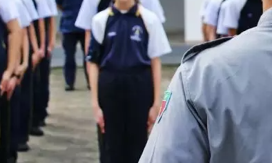 Alunos de escola de Criciúma recebem policial militar com abraço caloroso