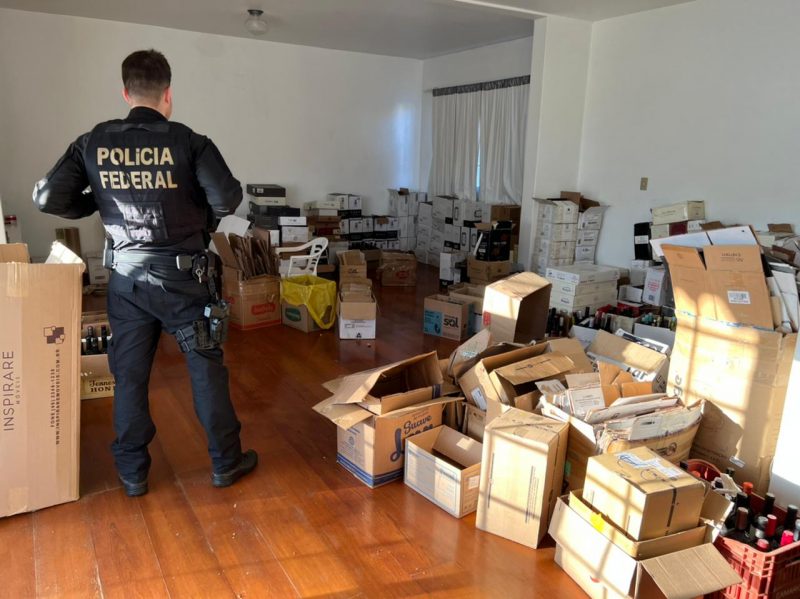 Os vinhos e agrot&oacute;xicos eram contrabandeados por uma fam&iacute;lia de Dion&iacute;sio Cerqueira. &mdash; Foto: Pol&iacute;cia Federal (4)