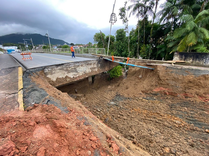 Ponte na Rua Indaial segue interditada, município também decretou situação de emergência &#8211; Foto: Prefeitura de Timbó/Divulgação/ND