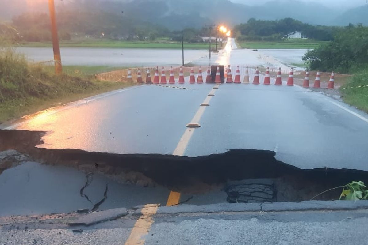 Ponte sobre o rio Canoinhas é liberada parcialmente na BR-280 - Diário da  Jaraguá