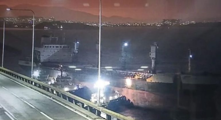 Navio &agrave; deriva chocou-se contra a ponte Rio-Niter&oacute;i – Foto: Divulga&ccedil;&atilde;o/Marinha do Brasil/ND