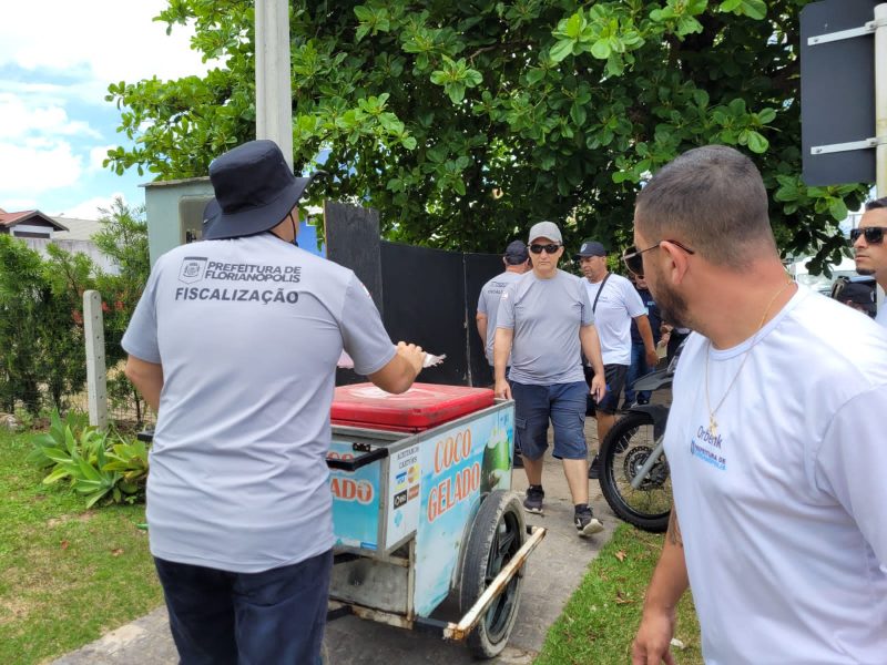 Carrinho sendo retirado da praia – Foto: Reprodu&ccedil;&atilde;o/PMF/ND