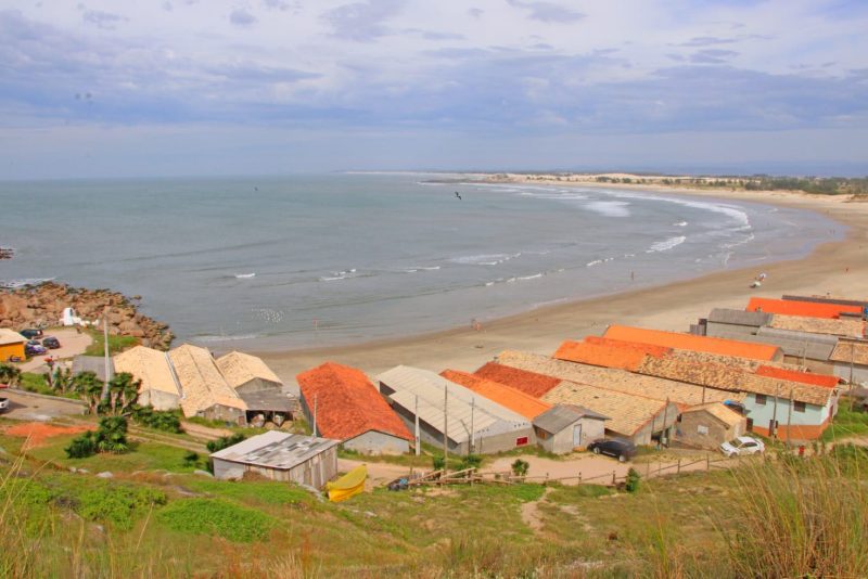 Praia do Cardoso e os galp&otilde;es de pesca – Foto: Elvis Palma/Prefeitura Municipal de Laguna/Divulga&ccedil;&atilde;o