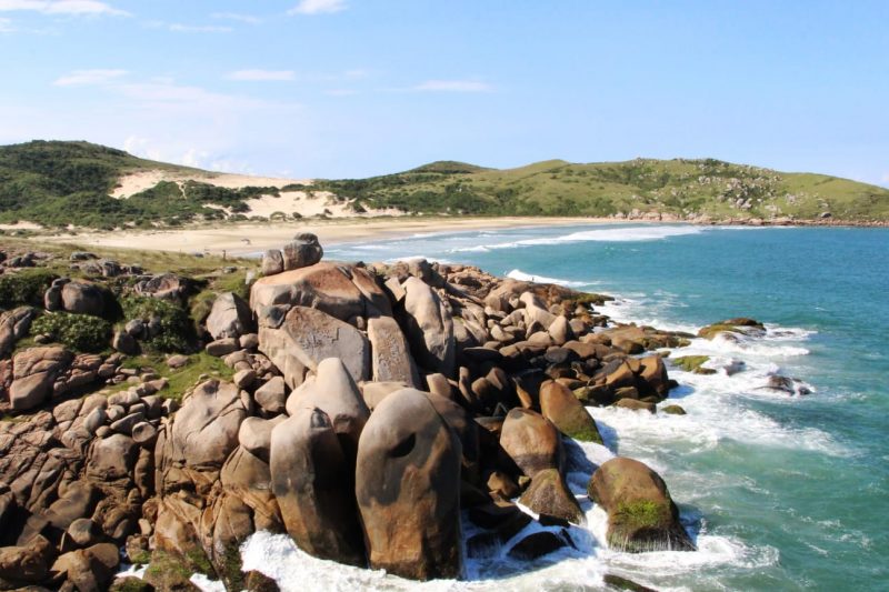 Praia do Gravat&aacute;, em Laguna, pode ser acessada apenas por trilha – Foto: Elvis Palma/Prefeitura Municipal de Laguna/Divulga&ccedil;&atilde;o
