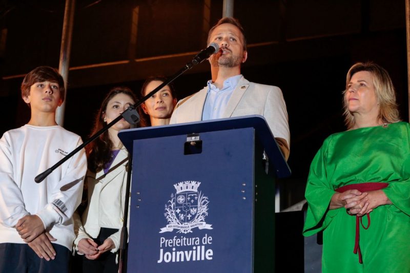 Prefeito Adriano, em seu pronunciamento de abertura do Natal 2022. – Foto: Prefeitura de Joinville