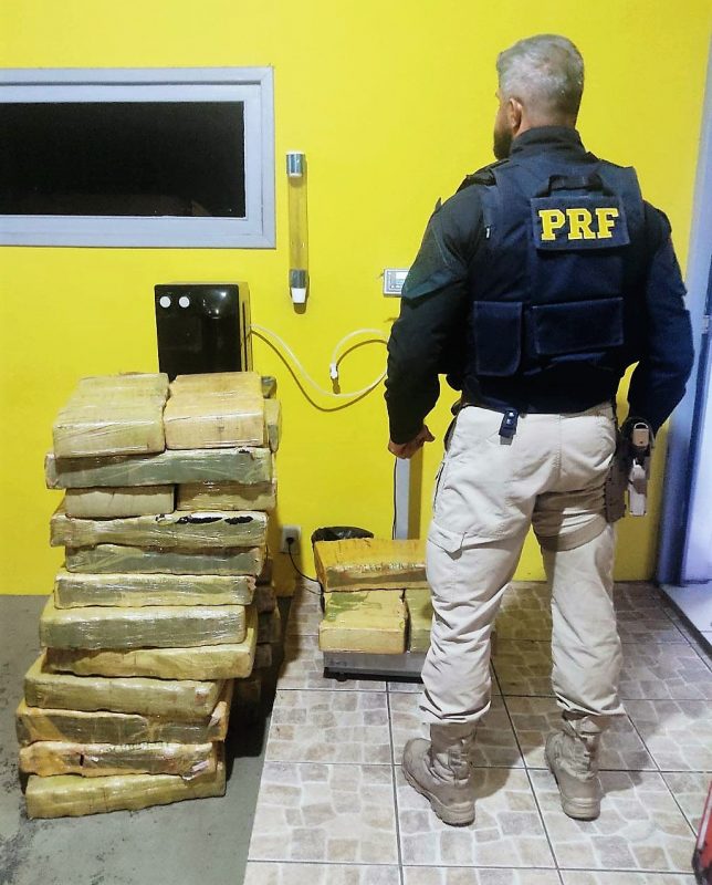 A apreens&atilde;o foi realizada durante fiscaliza&ccedil;&atilde;o de ve&iacute;culos. – Foto: PRF